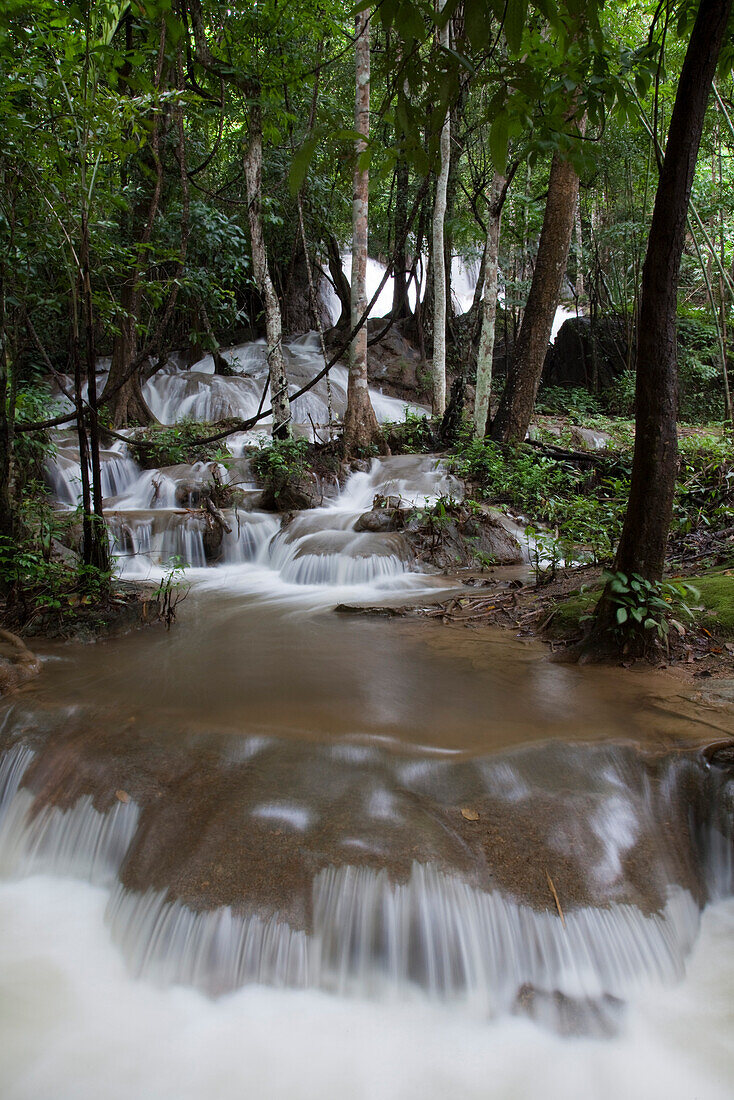Pha Tad Wasserfall in Sri Nakharin Nationalpark, nahe Phu Nam Ron, Kanchanaburi, Thailand, Asien