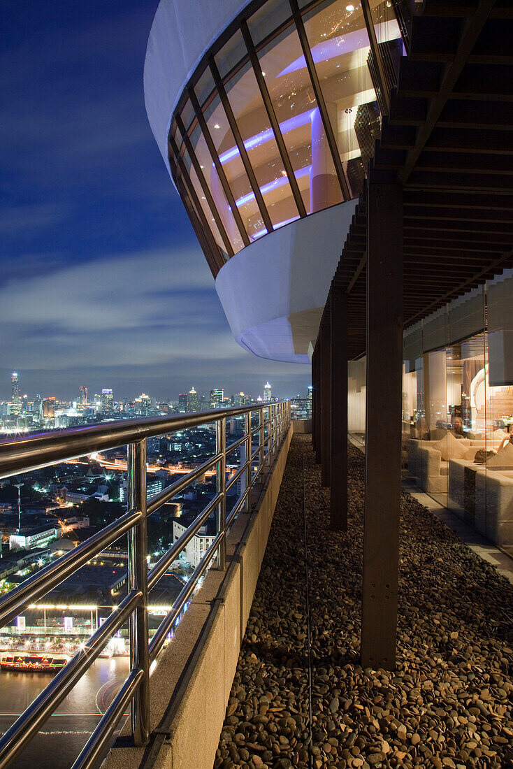 Balkon der Three Sixty Bar im Millennium Hilton Hotel mit Blick auf Skyline bei Nacht, Bangkok, Thailand, Asien