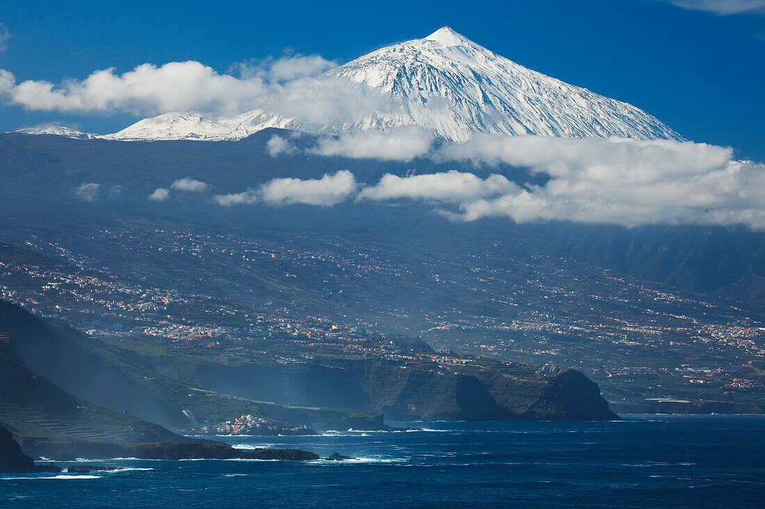 Küste, Orotava-Tal, Blick auf Teide (3718m), Wahrzeichen der Insel, höchster Berg Spaniens, Vulkanberg, Teneriffa, Kanarische Inseln, Spanien, Europa