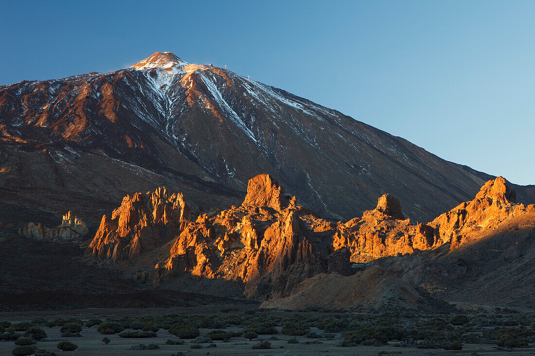 Teide (3718m), Vulkanberg, Roques de Garcia, von der Ebene Llanos de Ucanca, Wahrzeichen der Insel, höchster Berg Spaniens, Teide Nationalpark, Parque Nacional del Teide, UNESCO Welterbe, Teneriffa, Kanarische Inseln, Spanien, Europa