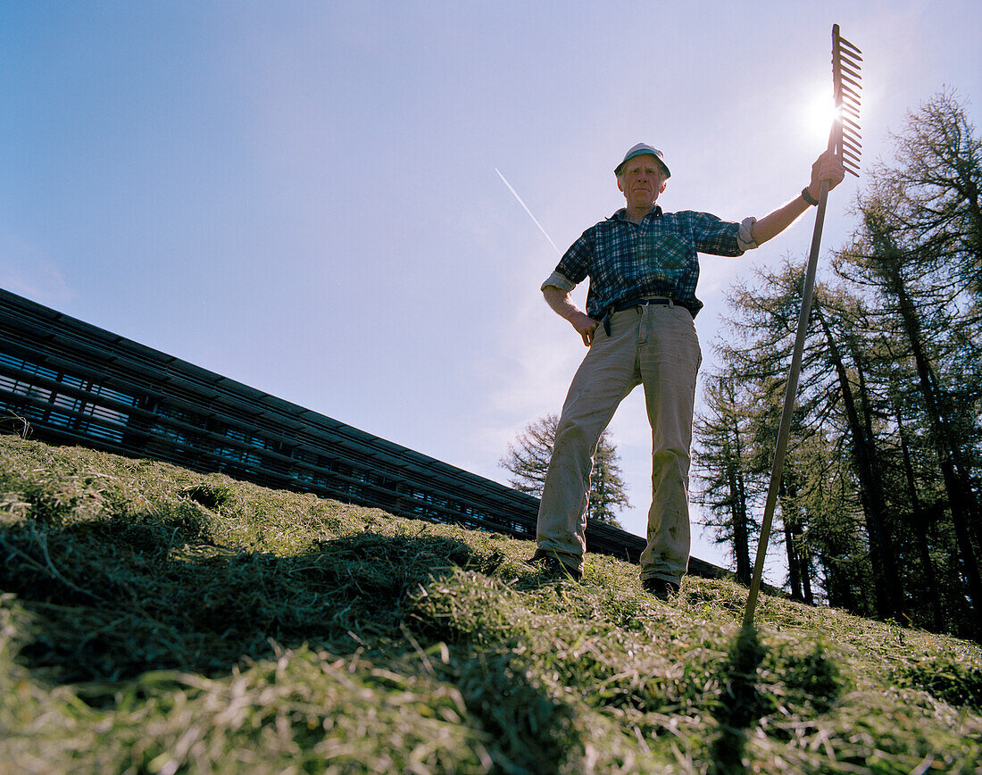 Landschaftspfleger, Hotel im Hintergrund, Vigilius Mountain Resort, Vigiljoch, Lana, Trentino-Südtirol, Italien