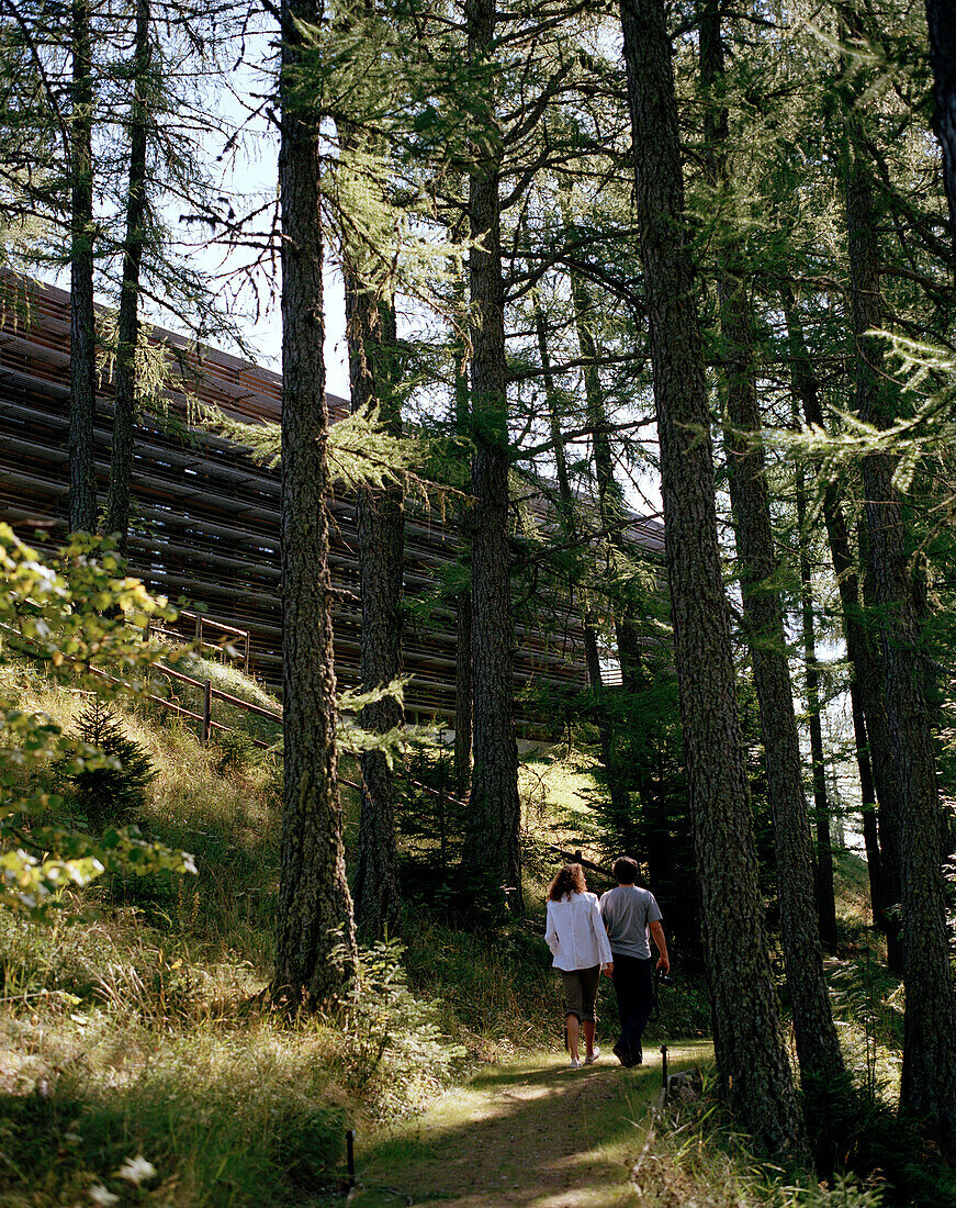 Paar spaziert im Wald, Vigilius Mountain Resort, Vigiljoch, Lana, Trentino-Südtirol, Italien
