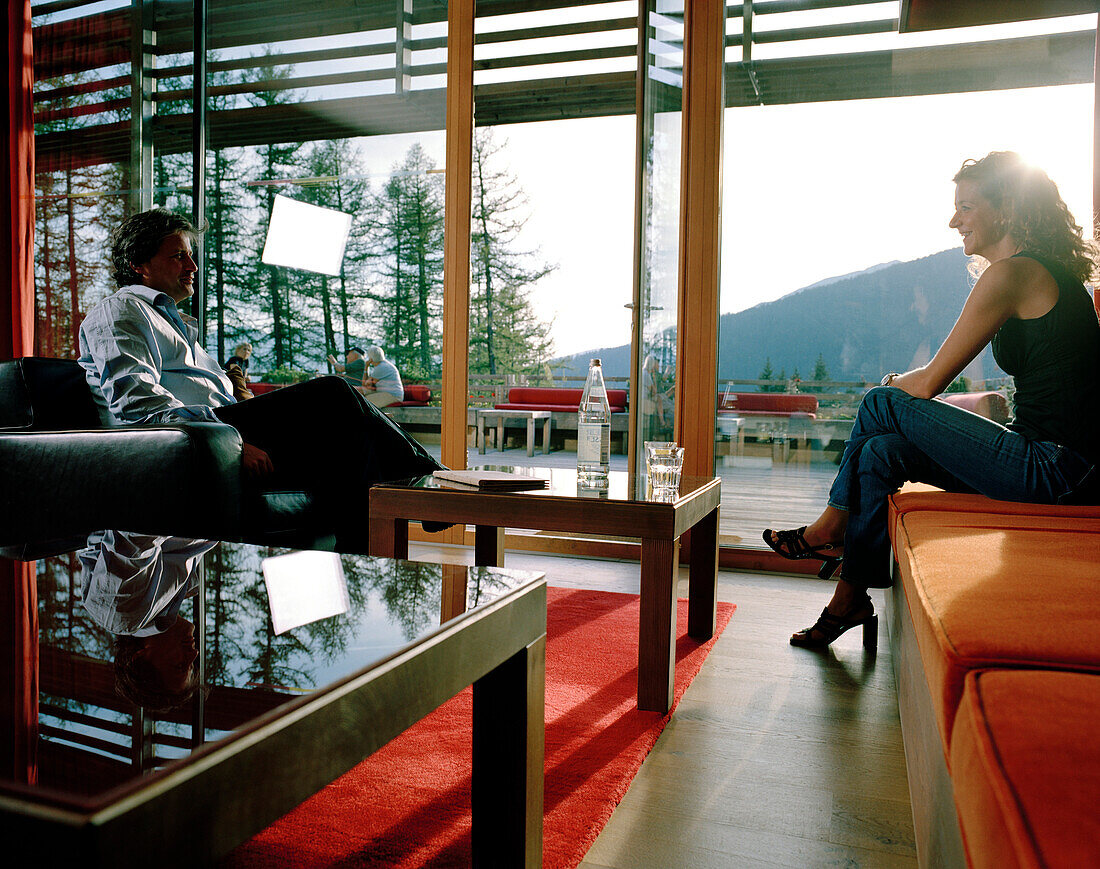 Paar in der Piazza Lounge, Vigilius Mountain Resort, Vigiljoch, Lana, Trentino-Südtirol, Italien
