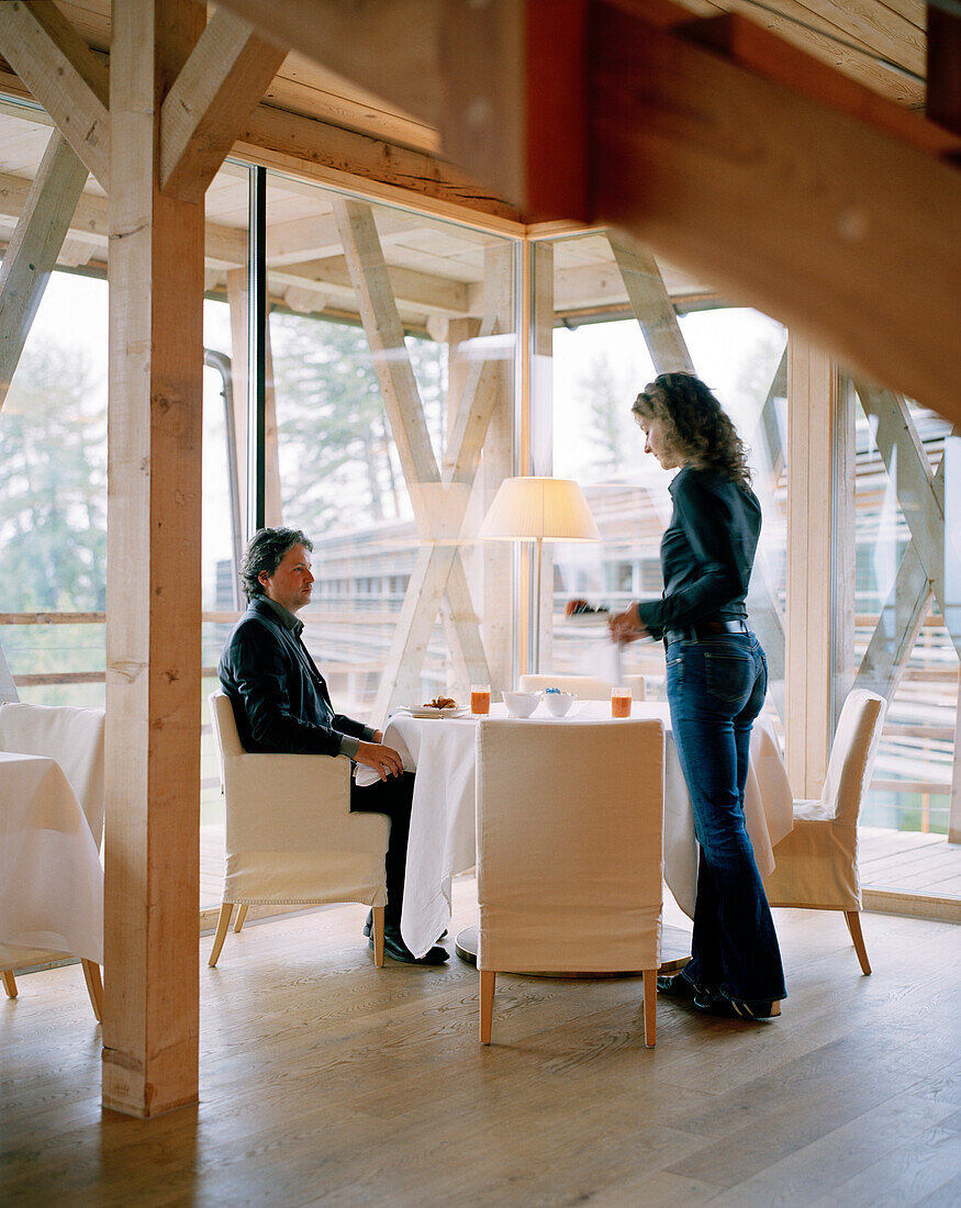 Paar beim Frühstück im Hotelrestaurant, Vigilius Mountain Resort, Vigiljoch, Lana, Trentino-Südtirol, Italien