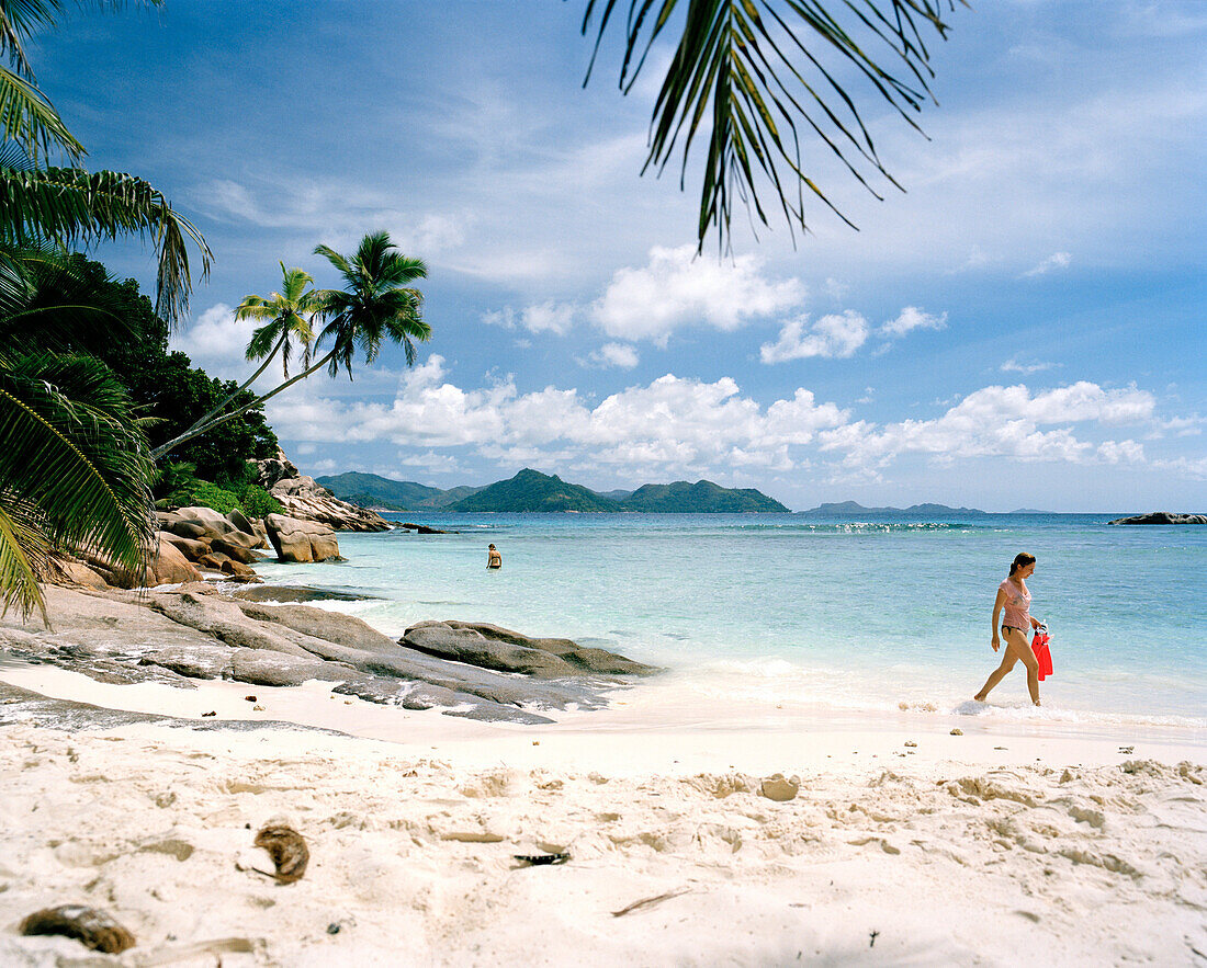 Menschen am Strand Anse Severe, nördwestliches La Digue, La Digue and Inner Islands, Republik Seychellen, Indischer Ozean