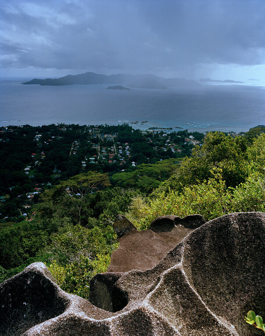 Granitfelsen auf dem Weg zum Aussichtspunkt Nid d'Aigles auf über 300 m, Blick über Dorf La Passe bis Nachbarinsel Praslin, inneres La Digue, La Digue and Inner Islands, Republik Seychellen, Indischer Ozean