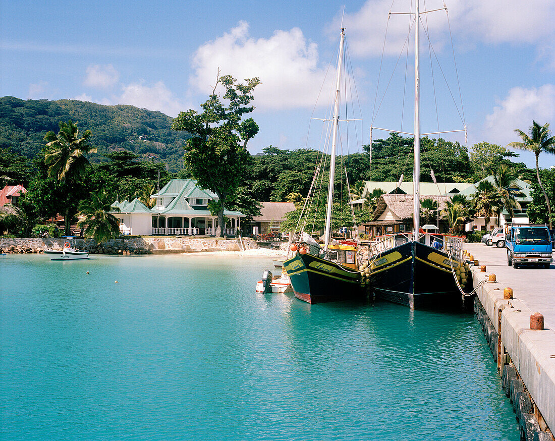 Frachtensegler am Anleger im Hafen von La Passe, La Digue and Inner Islands, Republik Seychellen, Indischer Ozean