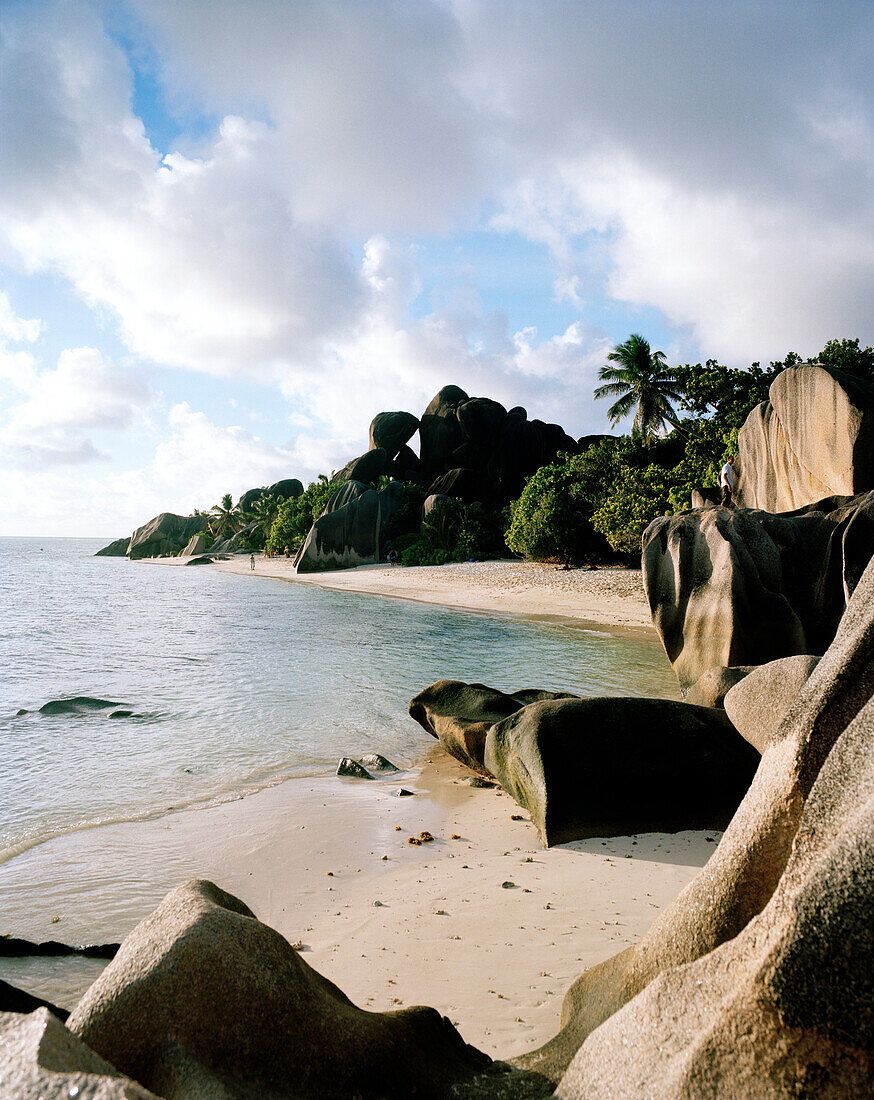 Weltberühmter Strand Anse Source d'Argent mit Granitfelsen, südwestliches La Digue, La Digue und Inner Islands, Republik Seychellen, Indischer Ozeanmit