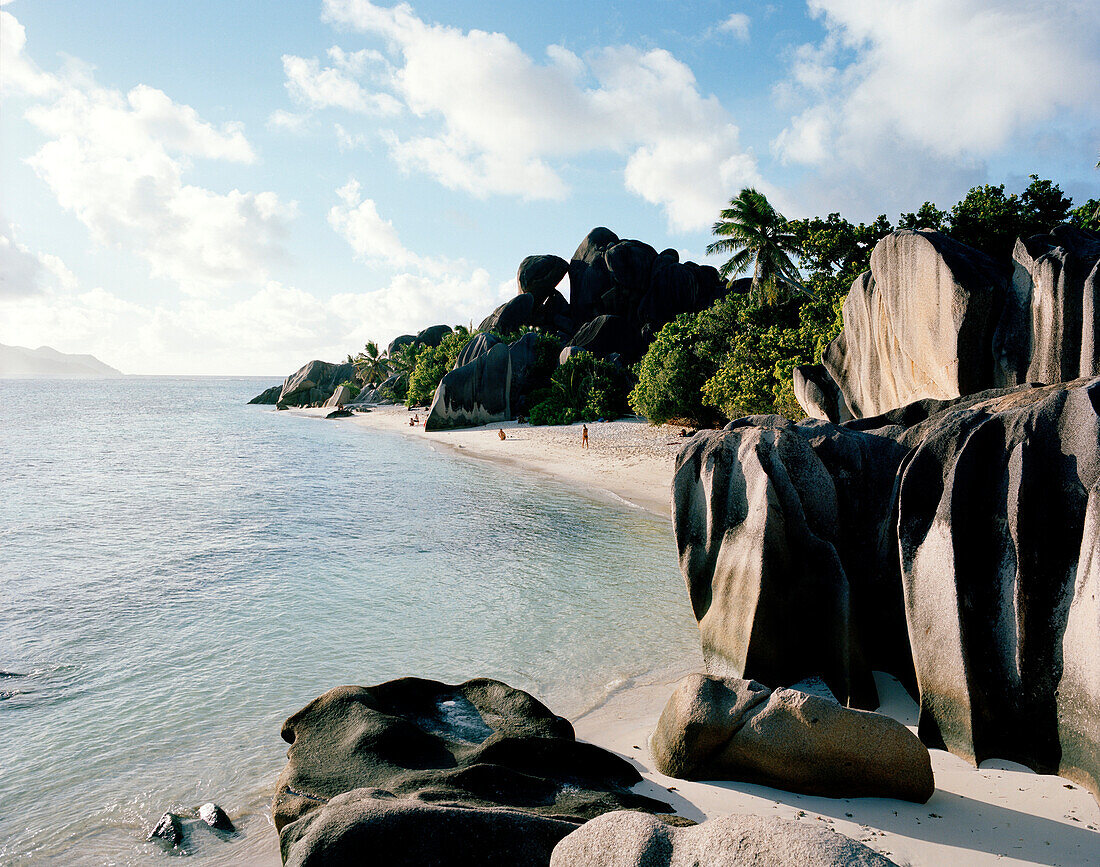 Weltberühmter Strand Anse Source d'Argent mit Granitfelsen, südwestliches La Digue, La Digue and Inner Islands, Republik Seychellen, Indischer Ozeanmit