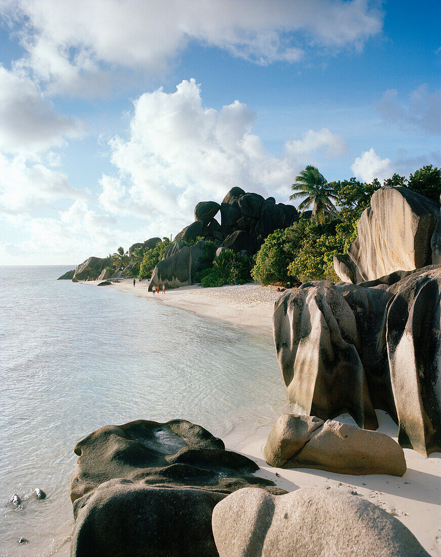 Weltberühmter Strand Anse Source d'Argent mit Granitfelsen, südwestliches La Digue, La Digue and Inner Islands, Republik Seychellen, Indischer Ozeanmit