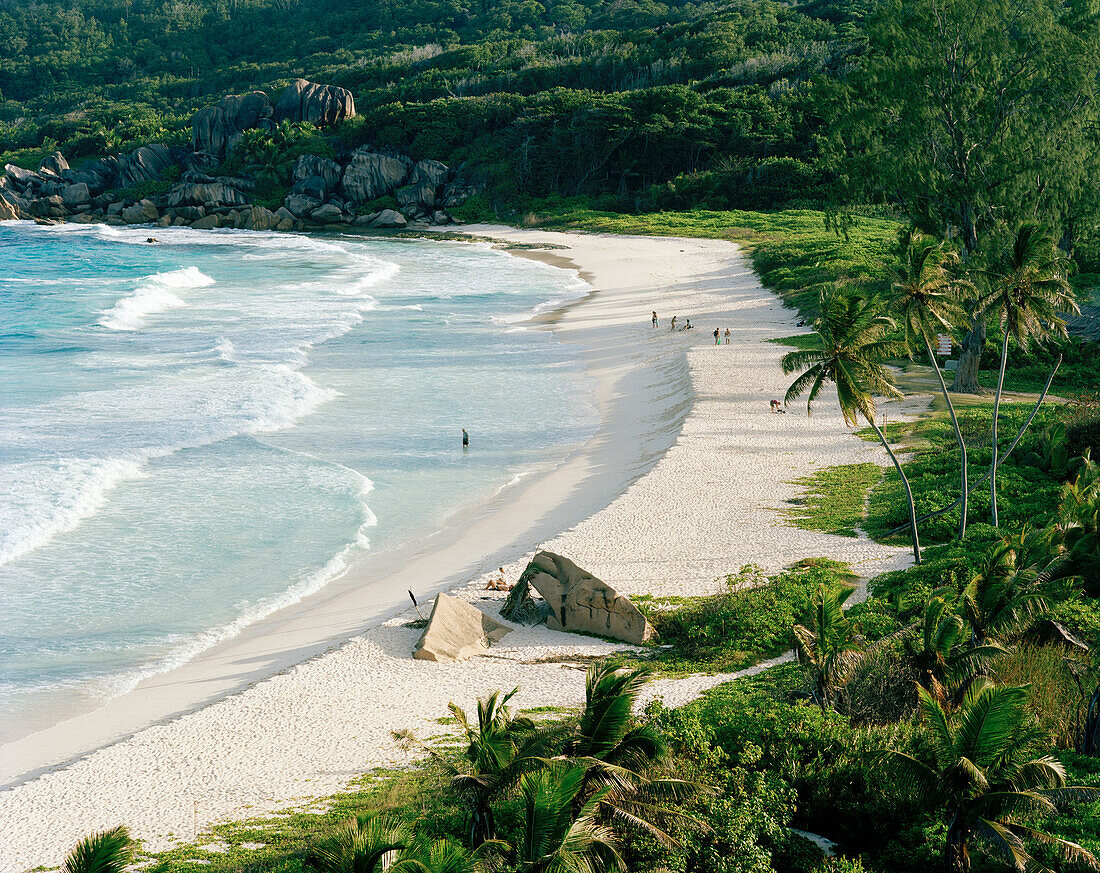 Blick auf Strand Grand Anse mit starken Wellen und Strömung im Juni, südöstliches La Digue, La Digue and Inner Islands, Republik Seychellen, Indischer Ozean