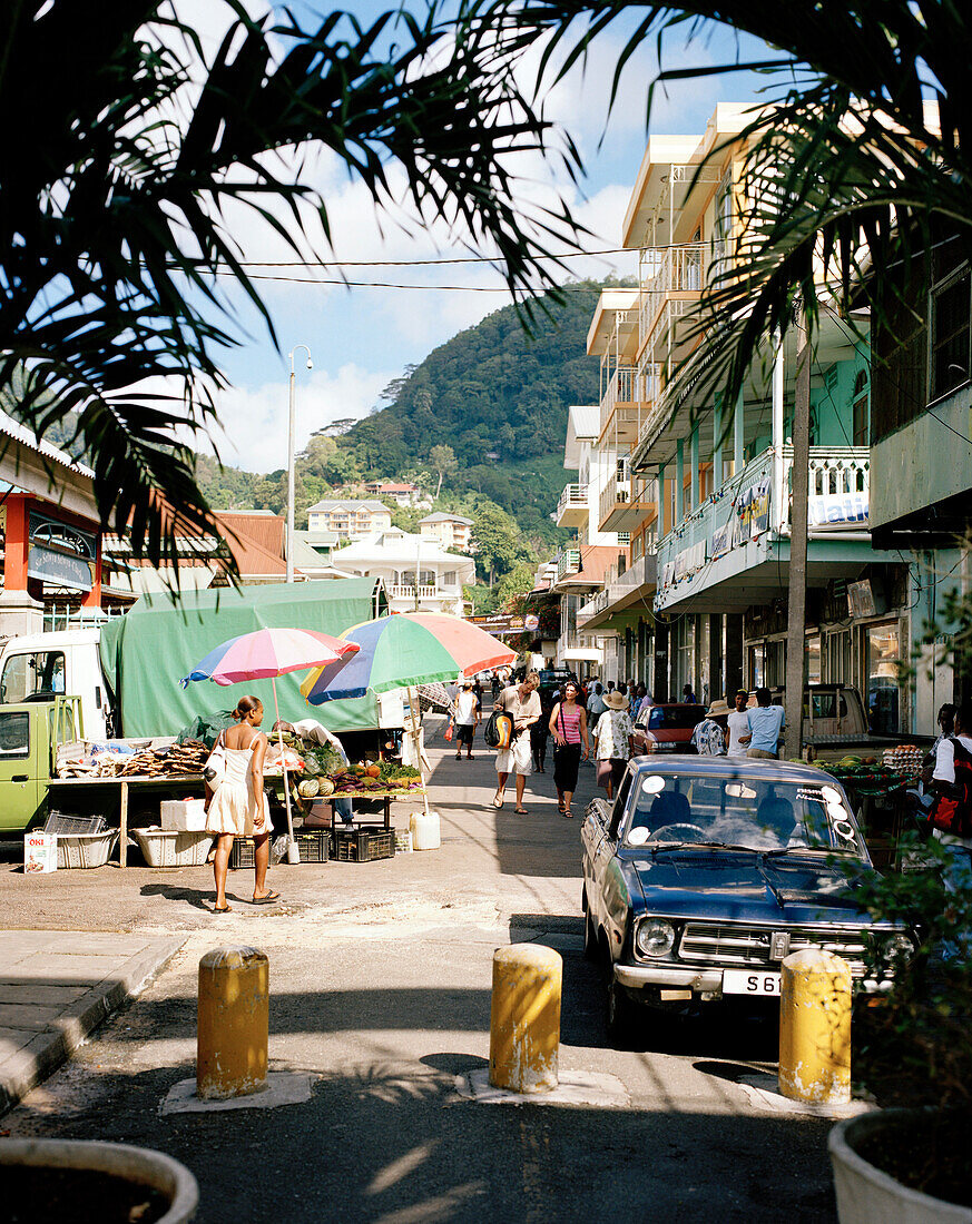 Menschen auf der Market street in der Hauptstadt Victoria, Region Greater Victoria, Mahe, Republik Seychellen, Indischer Ozean