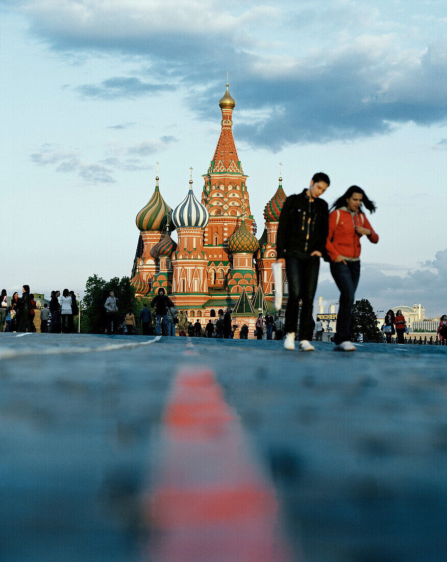 Passanten abends auf dem Roten Platz vor der Basilius Kathedrale, Moskau, Russische Föderation, Russland, Europa