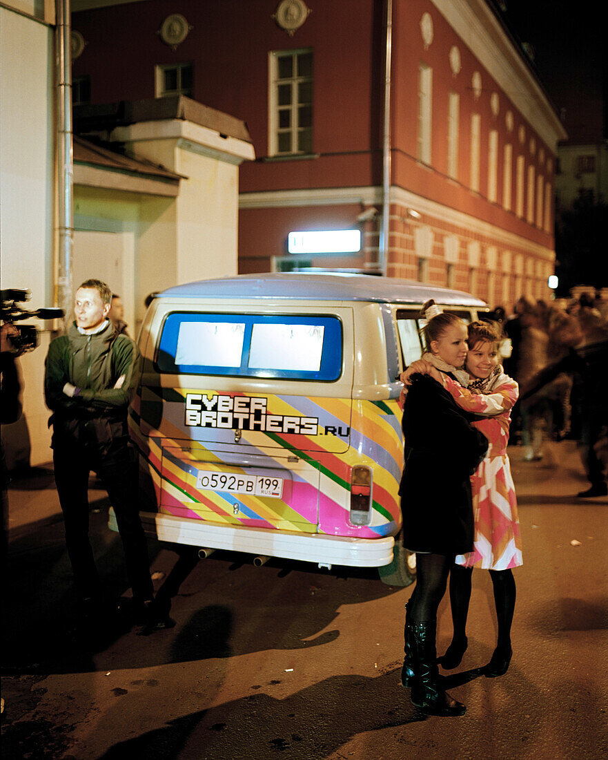 Menschen vor Medienbus mit TFT-Bildschirmen vor ehemaliger Spirituosenfabrik Winzavod Center for Contemporary Art, Moskau, Russische Föderation, Russland, Europa