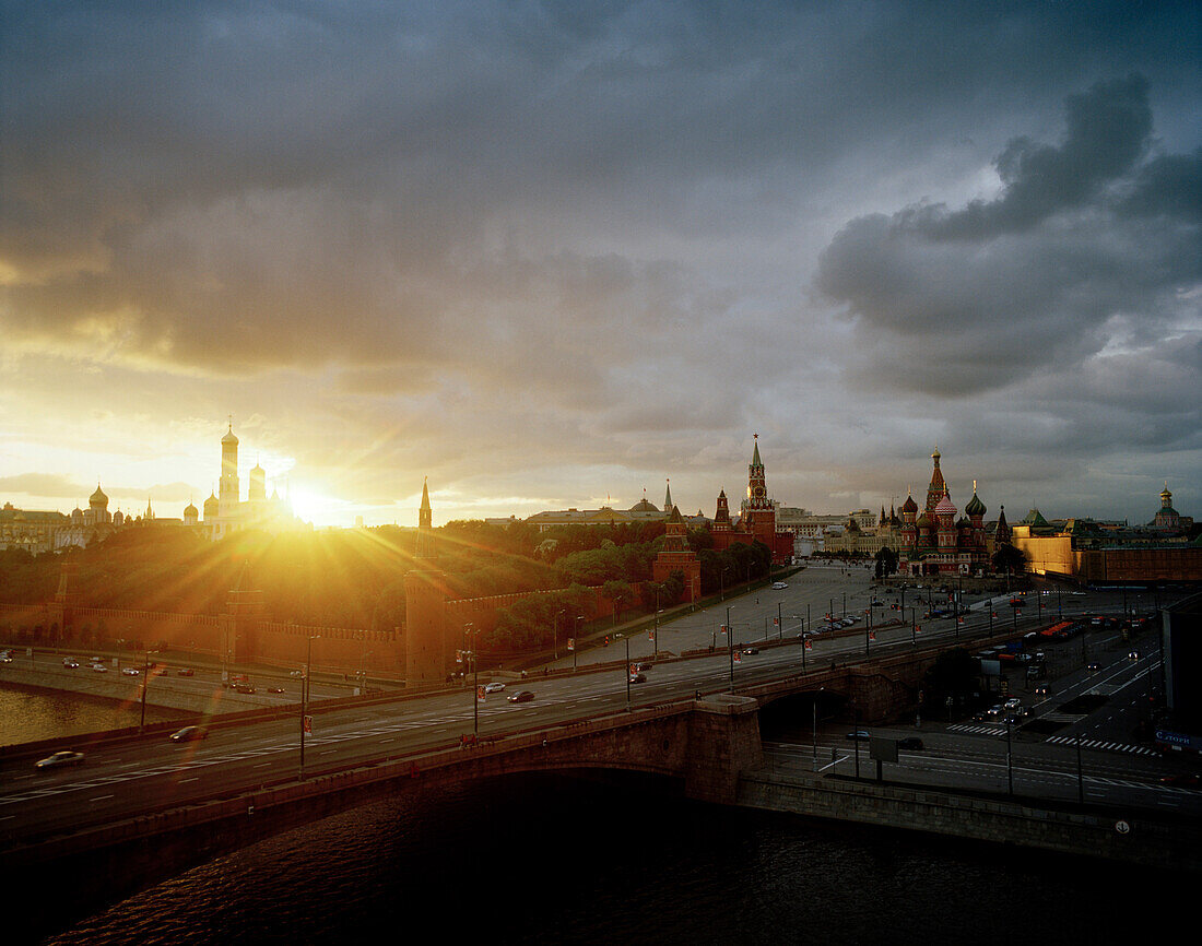 Blick vom Kempinski Hotel über Moskwa auf Basilius Kathedrale bei Sonnenuntergang, Roten Platz und Kreml, Moskau, Russische Föderation, Russland, Europa