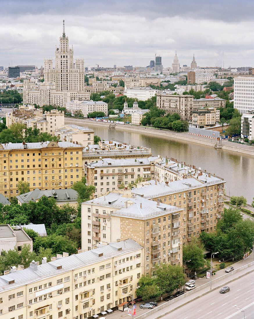 Blick vom Swissotel über Wohnhäuser und Moskwa Richtung Zentrum, Moskau, Russische Föderation, Russland, Europa