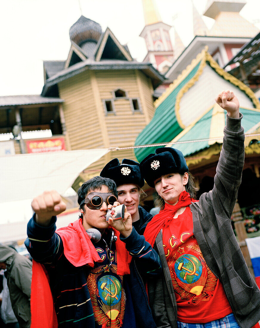 Touristen mit Sovjet Devotionalien auf Flohmarkt Ismailowski Vernissage, Moskau, Russische Föderation, Russland, Europa