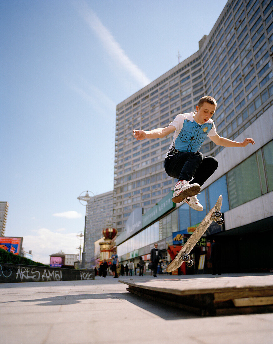Skater in front of high rise buildings at New Arbat, Uliza Nowyj Arbat, Moscow, Russia, Europe