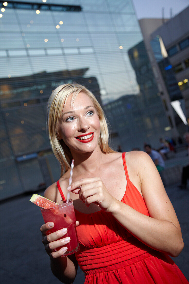 Frau trinkt einen Cocktail, Waranga Bar, Kleiner Schlossplatz, Kunstmuseum, Stuttgart, Baden-Württemberg, Deutschland