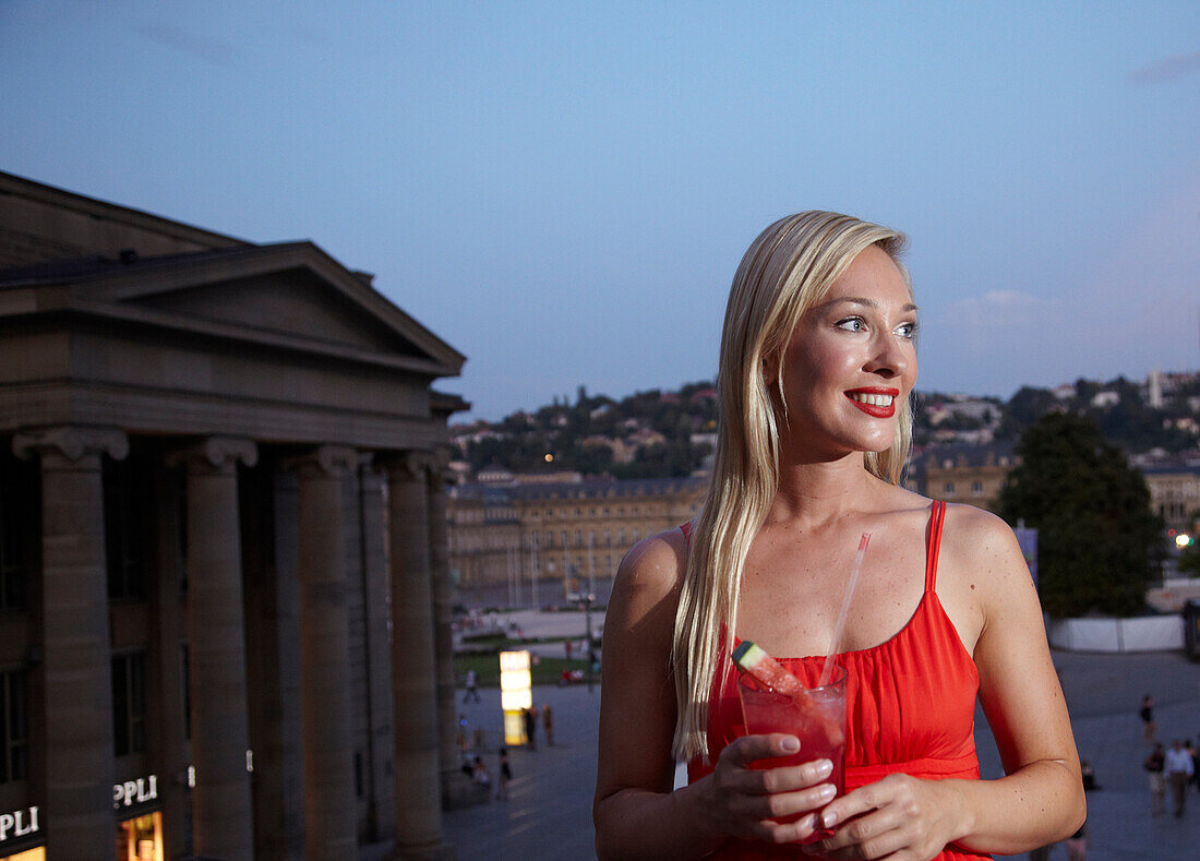 Frau trinkt einen Cocktail, Königsbau, Schlossplatz, Neues Schloss, Stuttgart, Baden-Württemberg, Deutschland