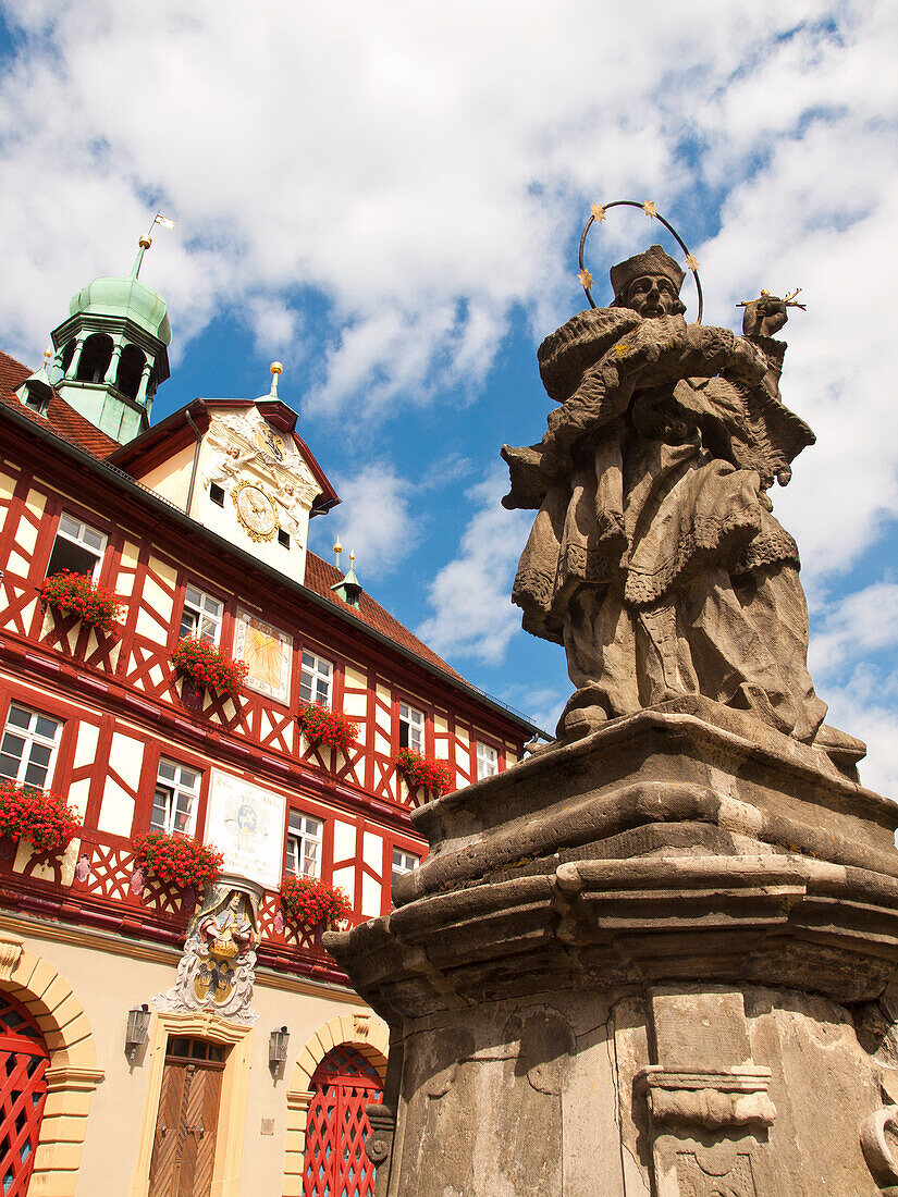 Rathaus mit der Statue des heiligen Nepomuk, Bad Staffelstein, Oberes Maintal, Oberfranken, Franken, Bayern, Deutschland