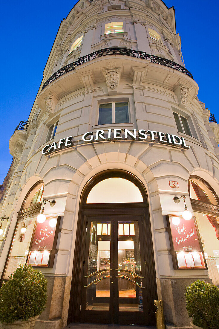 Blick auf Café Griensteidl am Abend, Michaelaplatz, 1. Bezirk, Wien, Österreich, Europa