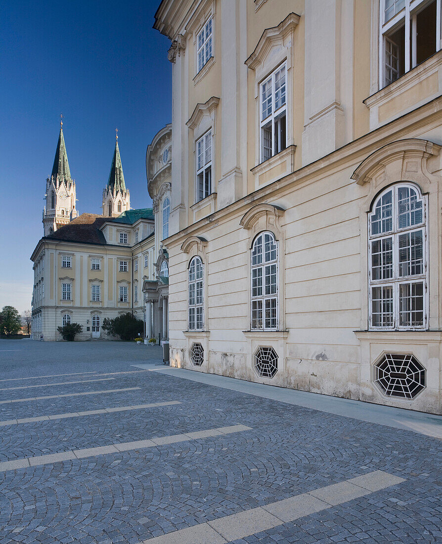 Blick auf das Stift Klosterneuburg unter blauem Himmel, Klosterneuburg, Niederösterreich, Österreich, Europa