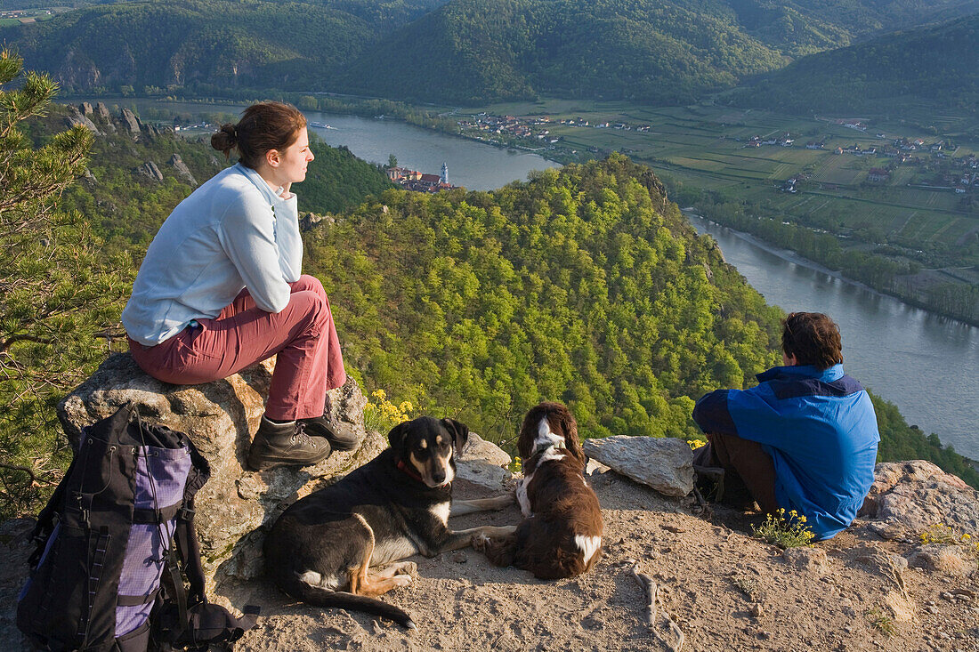 Junges Paar an einem Aussichtspunkt, Wachau, Niederösterreich, Österreich, Europa