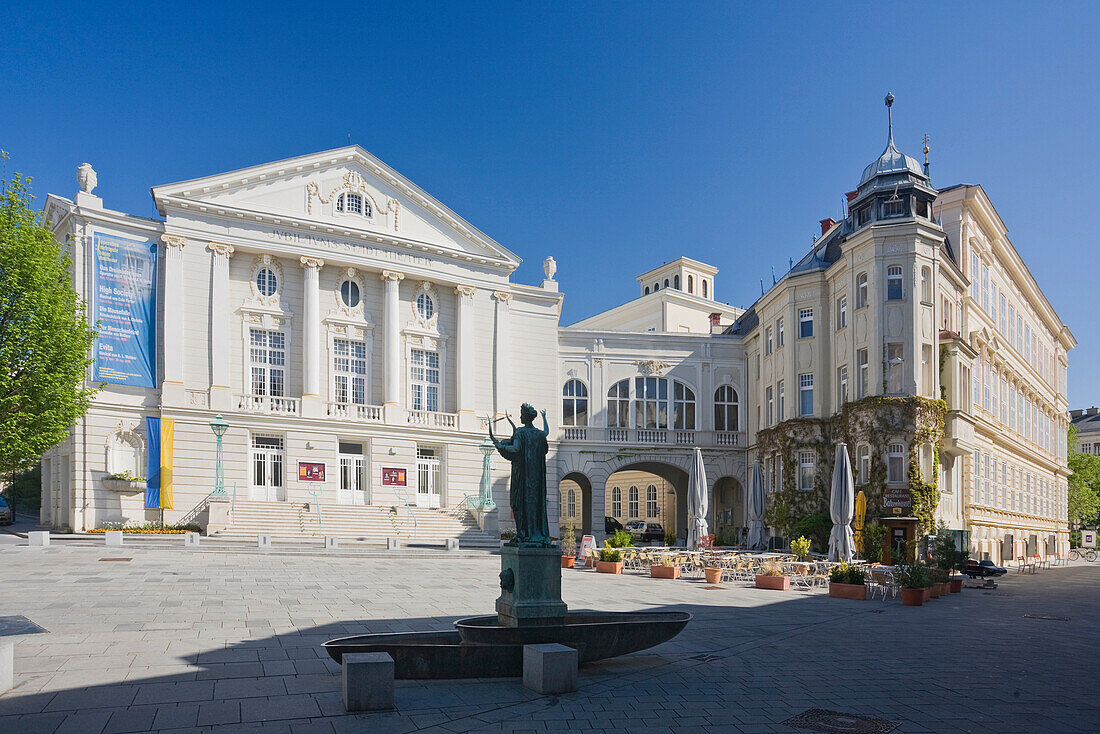 Theaterplatz mit Stadttheater in der Fussgängerzone, Baden, Niederösterreich, Österreich, Europa