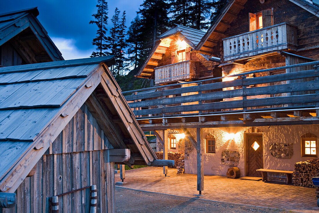 Beleuchtete Holzhütte bei Nacht, Katschberg, Kärnten, Österreich, Europa