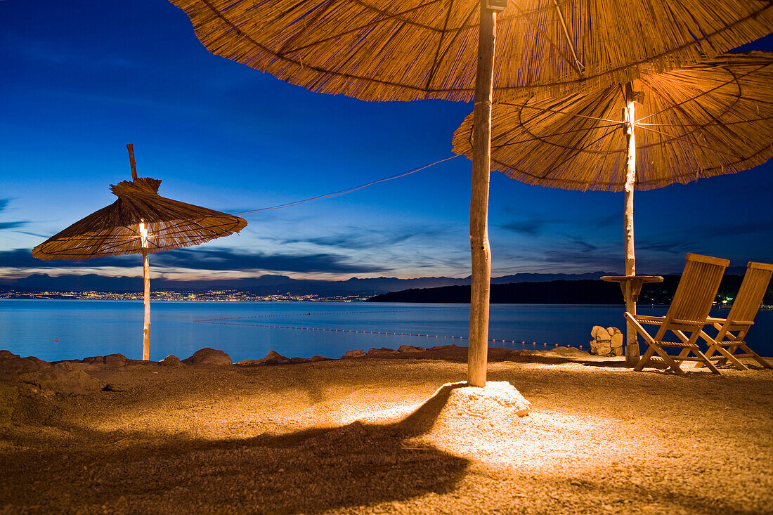 Beleuchtete Sonnenschirme in einer Strandbar, Njivice, Kvarner Bucht, Insel Krk, Kroatien, Europa