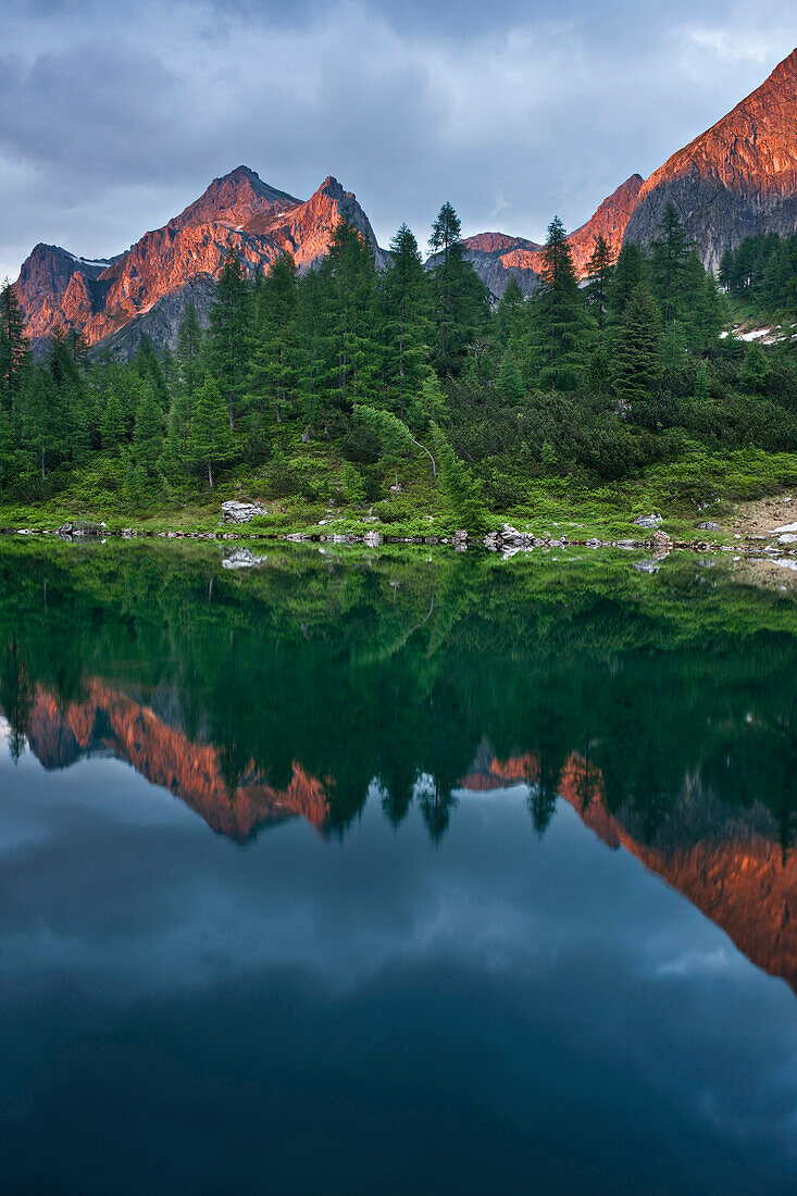 Lake Tappenkarsee and mountains under clouded sky, Radstaedter Tauern, Salzburg, Austria, Europe