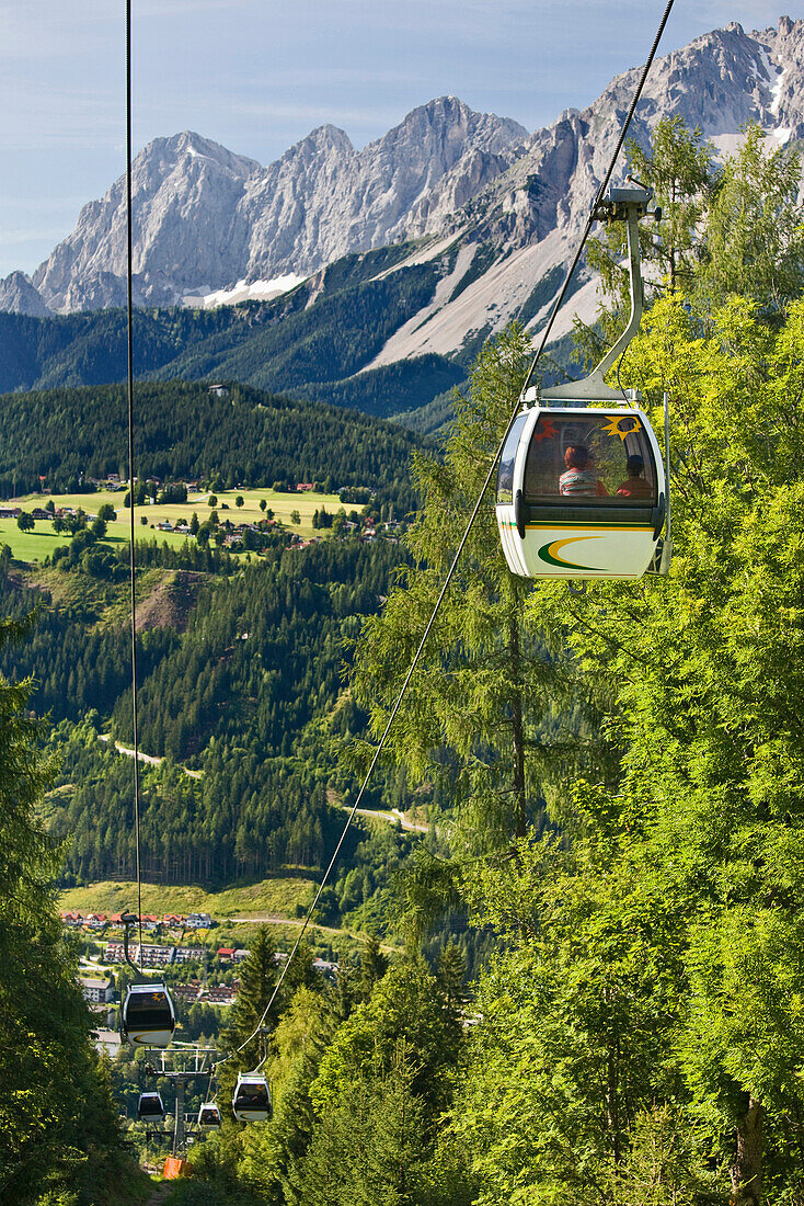 Gondelbahn vor der Südwand des Dachsteingebirges, Steiermark, Österreich, Europa