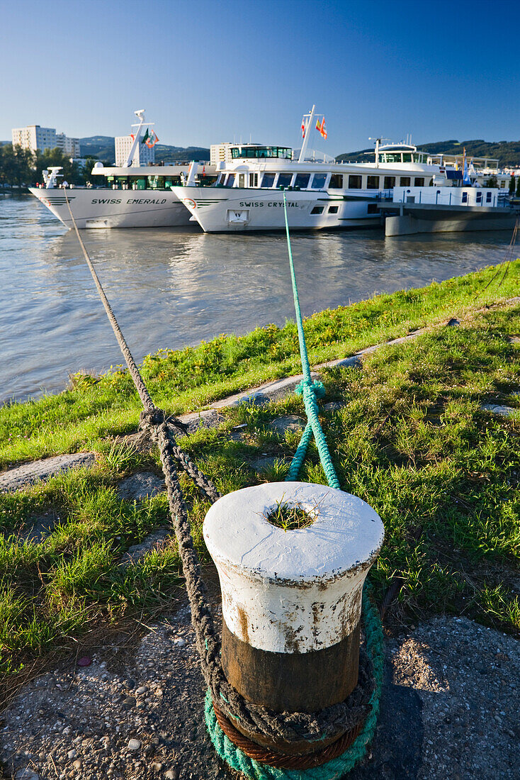 Schiffe auf der Donau im Sonnenlicht, Linz, Oberösterreich, Österreich, Europa