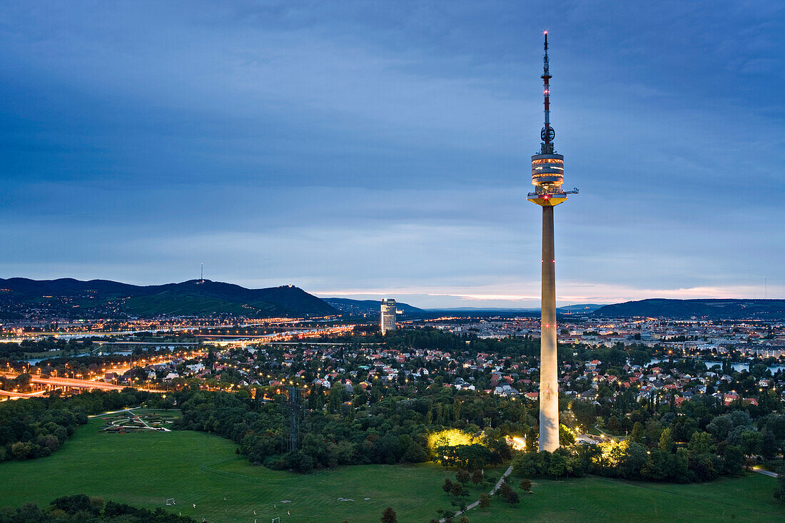 Donauturm und Stadtansicht am Abend, Wien, Österreich, Europa