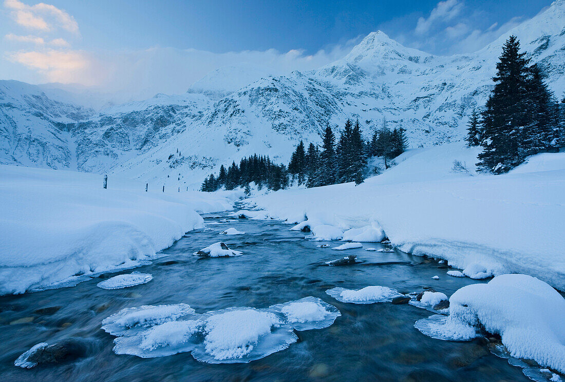 Fluss in den Bergen im Winter, Nussfelder Ache, Sportgastein, Gasteinertal, Salzburg, Österreich, Europa
