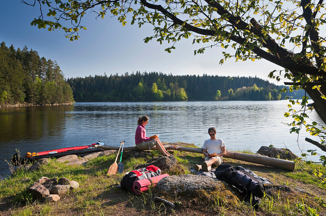 Young couple with canoo on the shore of lake Ottenstein, Lower Austria, Austria, Europe