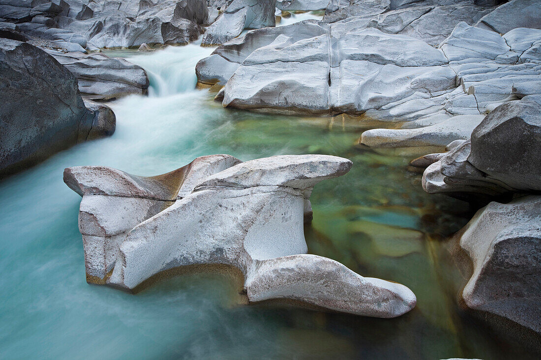 Felsen in einem Fluss im Verzasca Tal, Tessin, Schweiz, Europa
