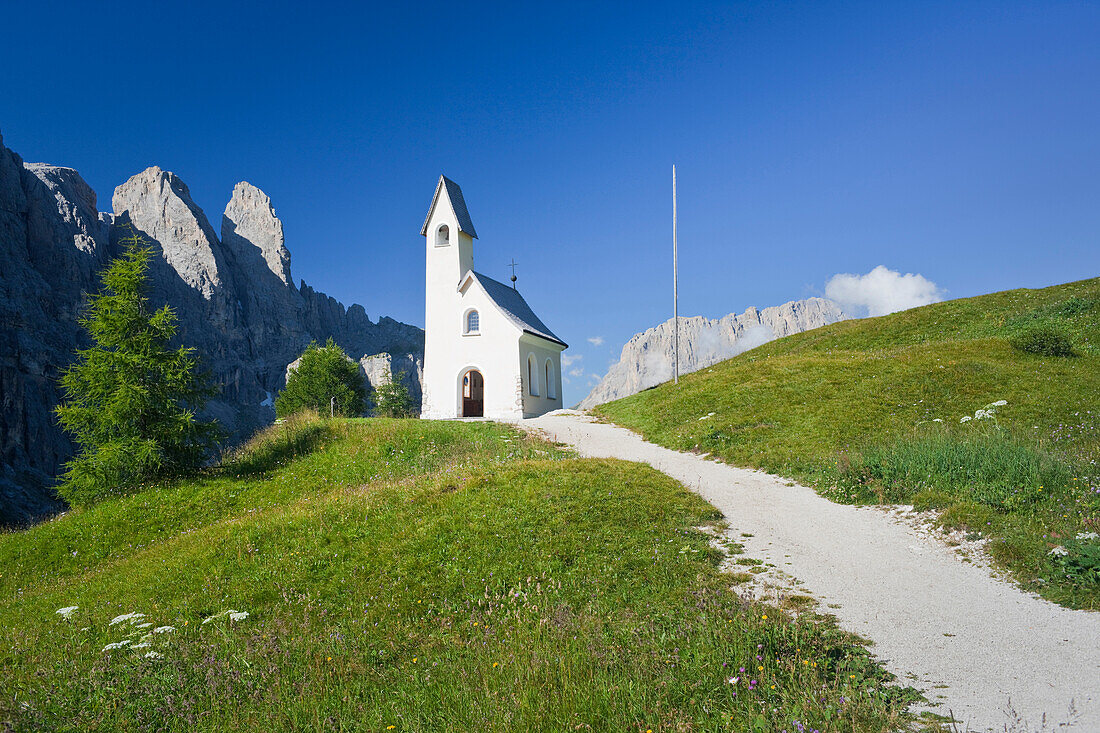 Kapelle im Sonnenlicht vor den Dolomiten, Grödner Joch, Sella, Südtirol, Alto Adige, Italien, Europa