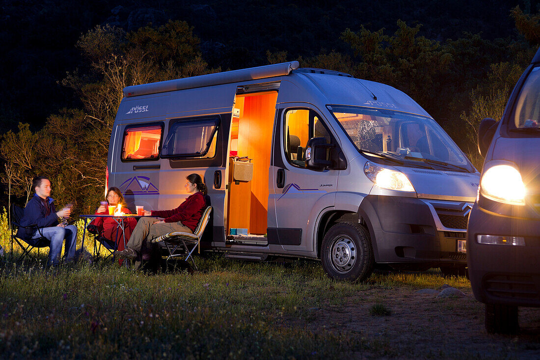 Menschen vor einem Campingwagen am Abend, Korsika, Frankreich, Europa