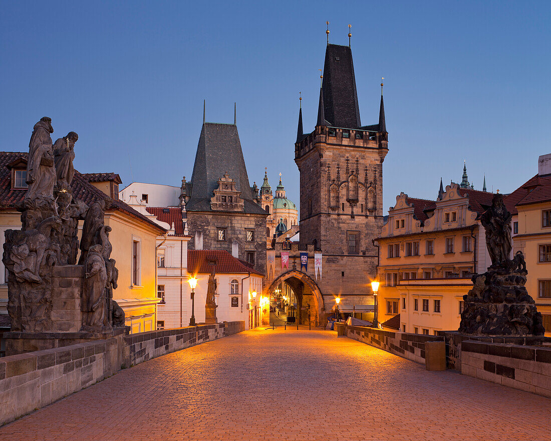 Karlsbrücke und Stadttor am Abend, Prag, Tschechien, Europa