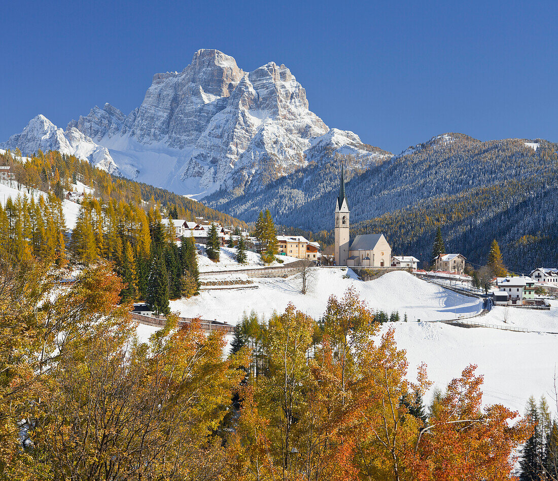 Das verschneite Bergdorf Selva di Cadore vor dem Berg Monte Pelmo, Dolomiten, Venetien, Italien, Europa