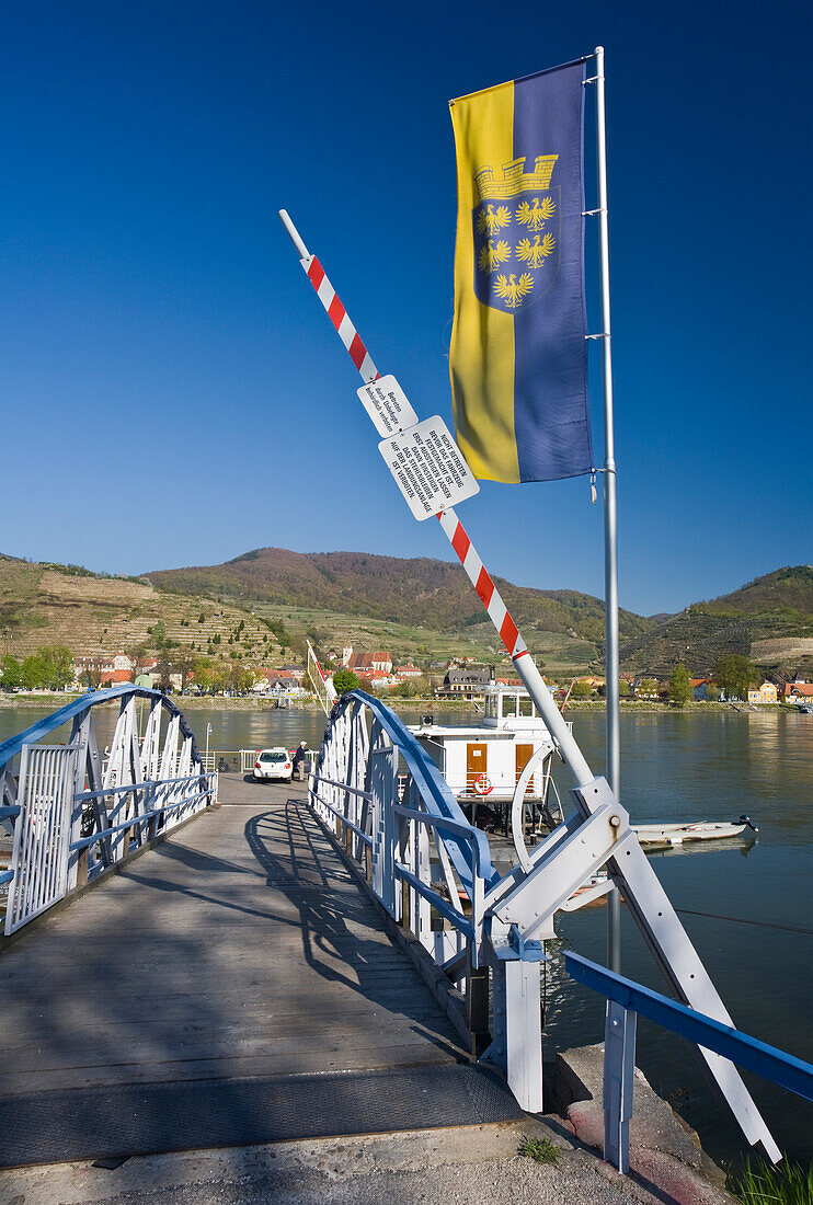 Fähre am Fluss unter blauem Himmel, Weißenkirchen, Wachau, Niederösterreich, Österreich, Europa