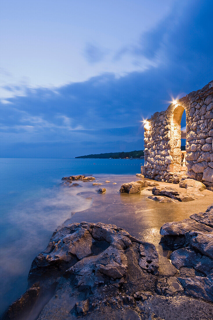 Detail eines Restaurants an der Küste am Abend, Njivice, Kvarner Bucht, Insel Krk, Istrien, Kroatien, Europa