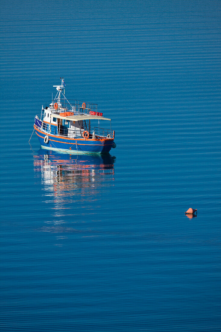 Boot und Boje in der Kvarner Bucht, Insel Krk, Istrien, Kroatien, Europa
