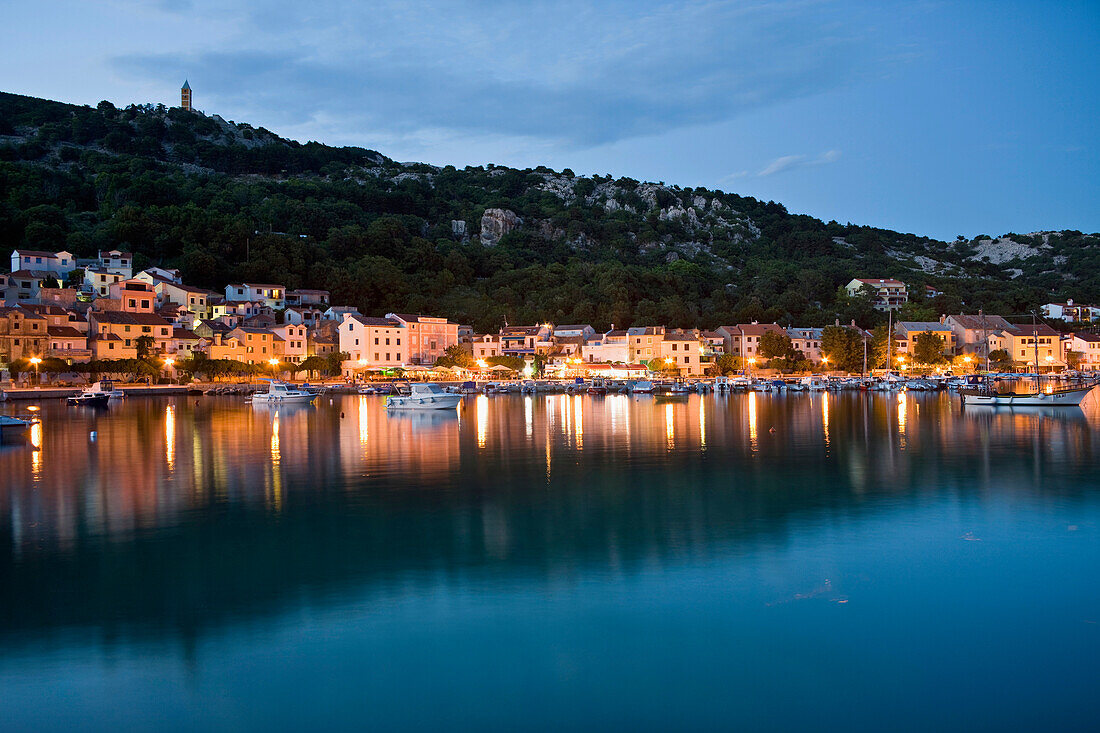 Blick auf die Stadt Baska am Abend, Kvarner Bucht, Insel Krk, Istrien, Kroatien, Europa