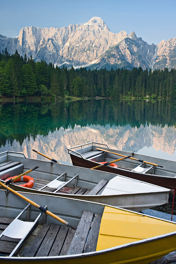 Ruderboote am Ufer des Sees Laghi di Fusine, Julische Alpen, Italien, Europa