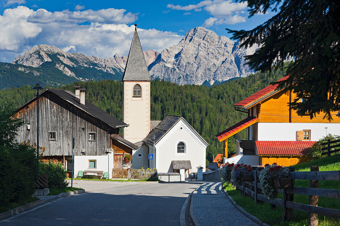 Kirche in einem Bergdorf, Val Badia, Würzjoch, Dolomiten, Alto Adige, Südtirol, Italien, Europa