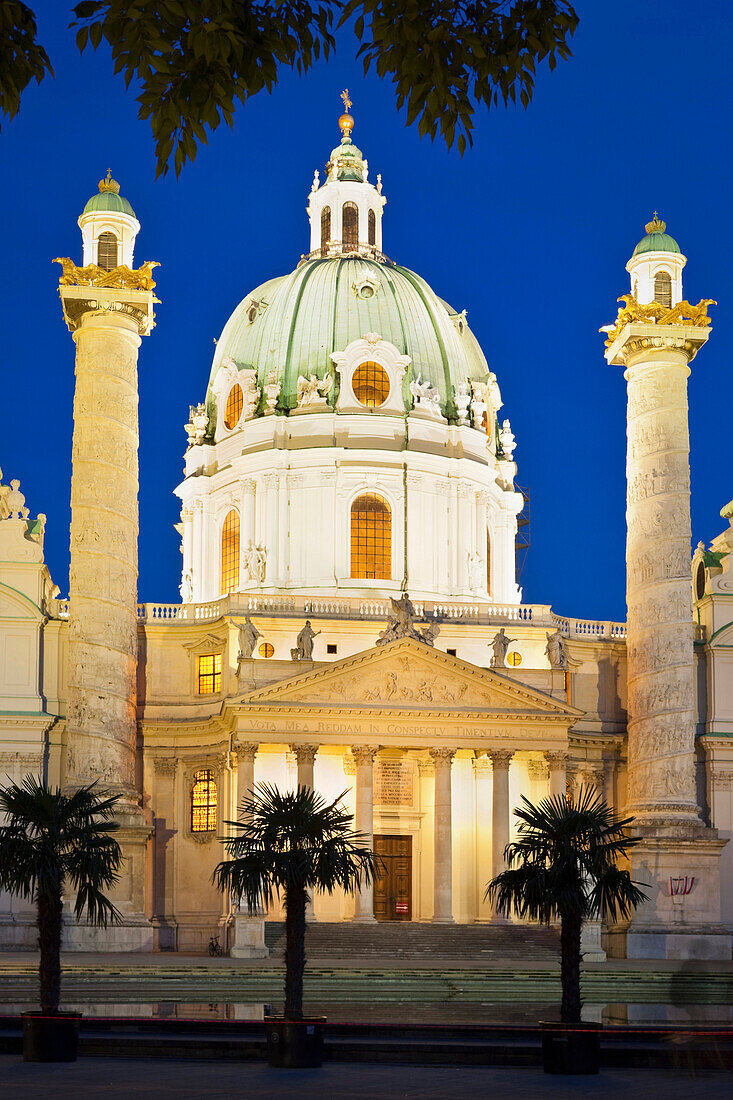 Beleuchtete Karlskirche bei Nacht, Karlsplatz, Wien, Österreich, Europa