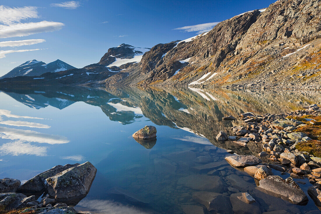 Berge spiegeln sich im See Högvagltjönnen, Jotunheimen Nationalpark, Langdalen, Norwegen, Europa